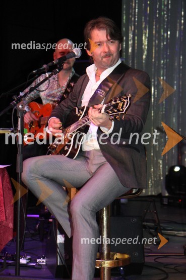 Robert Pešut - Magnifico, glasbenikMagnifico in Balcountry Quartet v Mondu