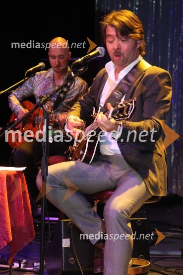 Robert Pešut - Magnifico, glasbenikMagnifico in Balcountry Quartet v Mondu