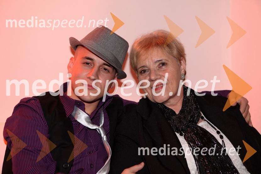 Erik Felicijan, pevec in babicaErik, premiera videospota Ljubezen na prvi pogled