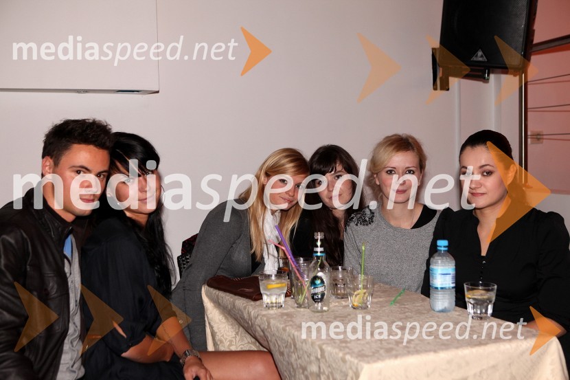 Žiga Mihelčič, fotograf, Petra Rozman, stilistka, Petra Krulc, Doroteja Šalamun, stilistka, Urška Grošelj, vizažistka in Tjaša MarinErik, premiera videospota Ljubezen na prvi pogled