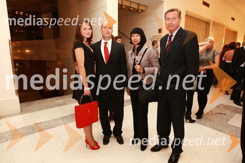 Špela Jerenko, Aleksander Truppel, Seka Mirnik, direktorica podjetja SMS Marketing in Iztok Mirnik, direktor RC Autocommerce Maribor 	Premiera baleta Giselle v SNG Maribor