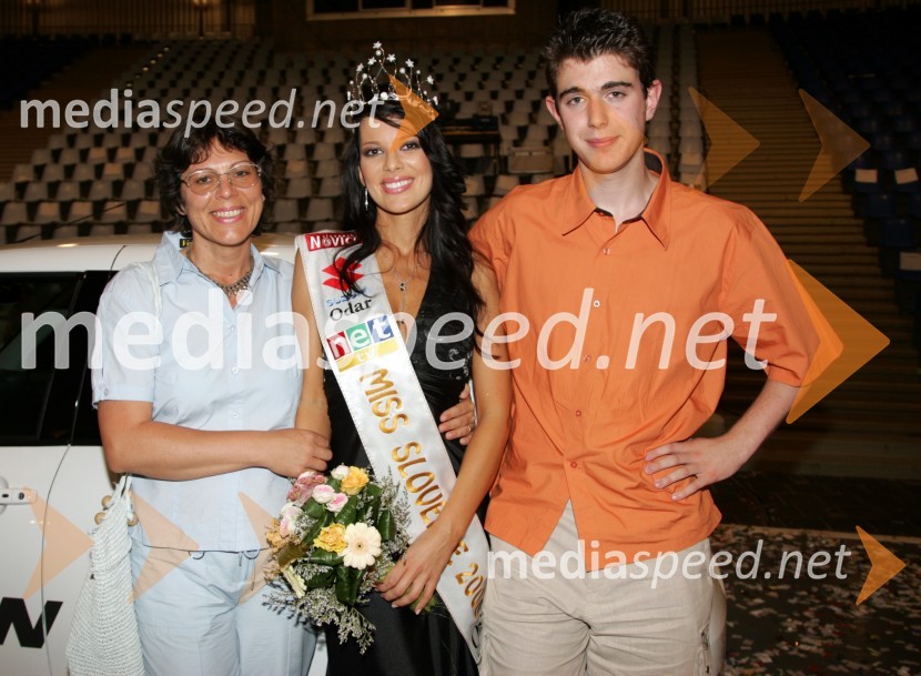 Iris Mulej, Miss Slovenije 2006 z mamo Elviro in bratom MartinomMiss Slovenije 2006, finalni izbor