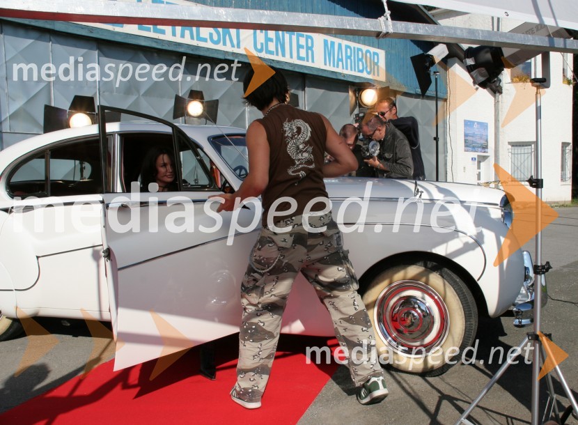 Ekipa med fotografiranjem ob avtomobilu Jaguar automatic VSU 556Severina - backstage fotografiranja za katalog nove Rašicine blagovne znamke Fabula