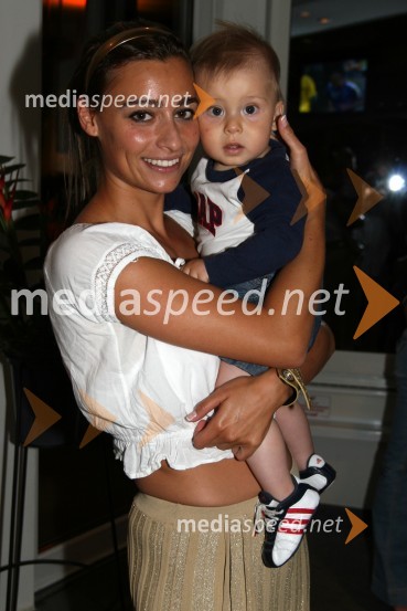 Sara Bosnič, dekle Marinka Galiča s sinom MarinomJure Bradač, rojstni dan