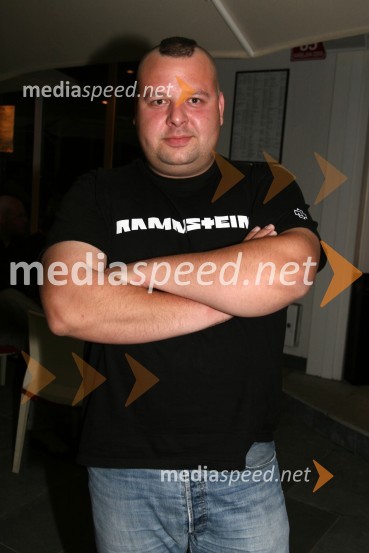 Martin Janežič Buco, igralec v 46 minut in bobnar skupine SausagesJure Bradač, rojstni dan