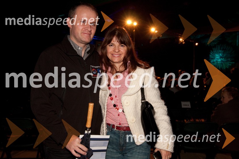 Gregor Šmuc, odgovoren za prodajo podjetjem pri Peugeot Slovenija d.o.o. in soproga Sonja Šmuc, direktorica Združenja ManagerŠe vedno sanjam poplave, dobrodelni koncert