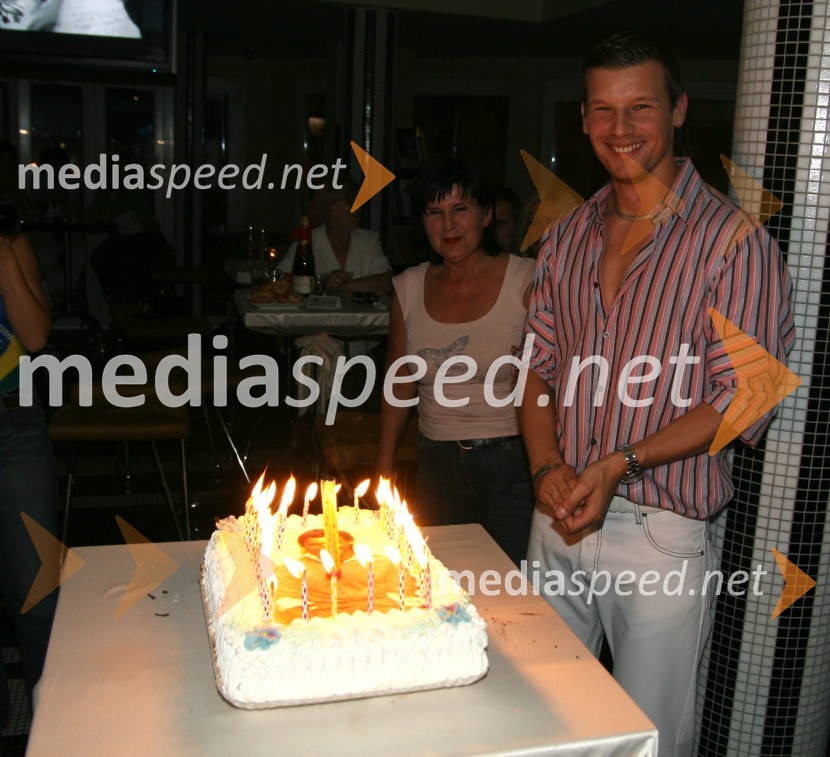 Jure Bradač, maneken in njegova mama Nataša Ukmar ob tortiJure Bradač, rojstni dan