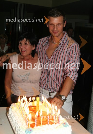 Jure Bradač, maneken in njegova mama Nataša Ukmar ob tortiJure Bradač, rojstni dan
