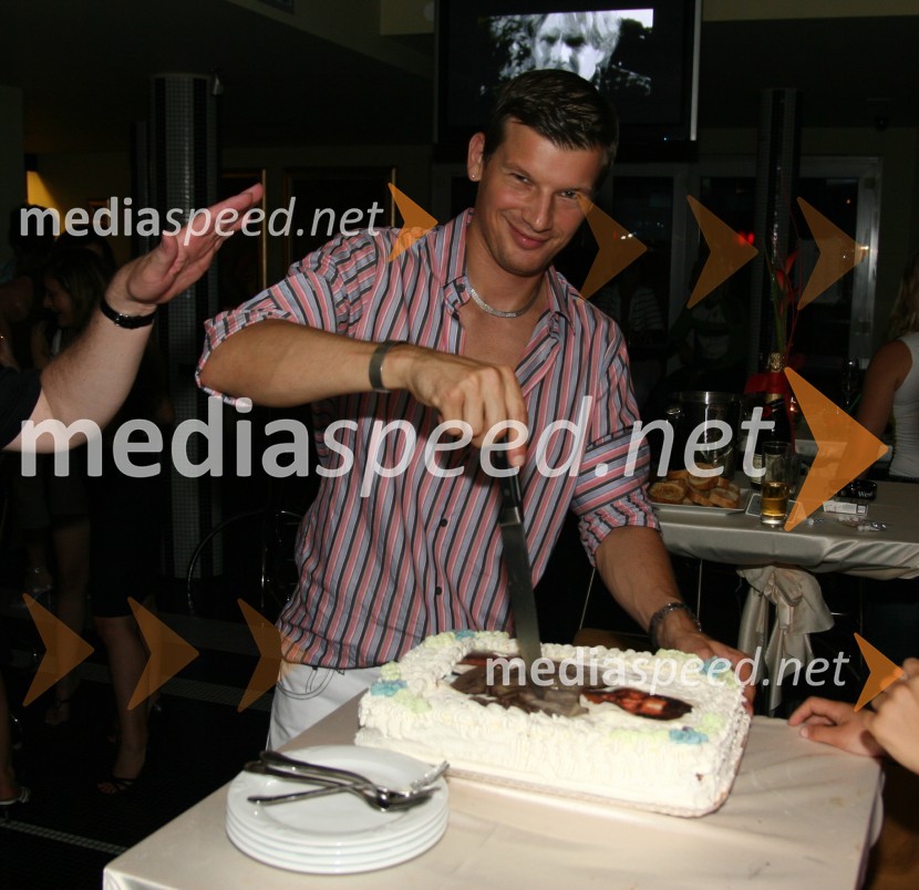 Jure Bradač, maneken ob tortiJure Bradač, rojstni dan