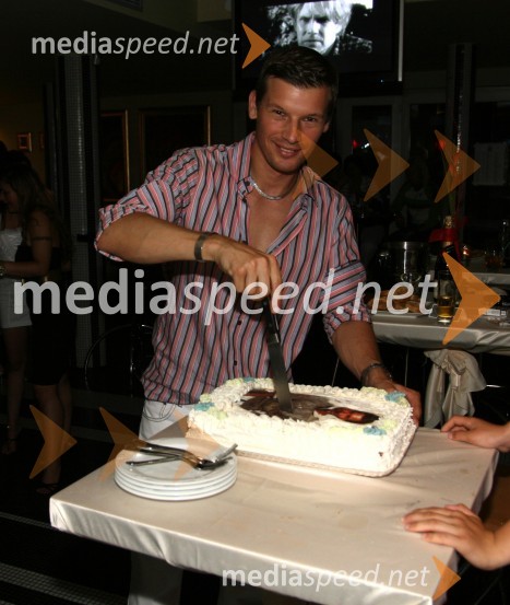 Jure Bradač, maneken ob tortiJure Bradač, rojstni dan