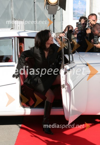 Hrvaška pevka Severina in paparaci med fotografiranjem za katalog Rašicine nove blagovne znamke FabulaSeverina - backstage fotografiranja za katalog nove Rašicine blagovne znamke Fabula