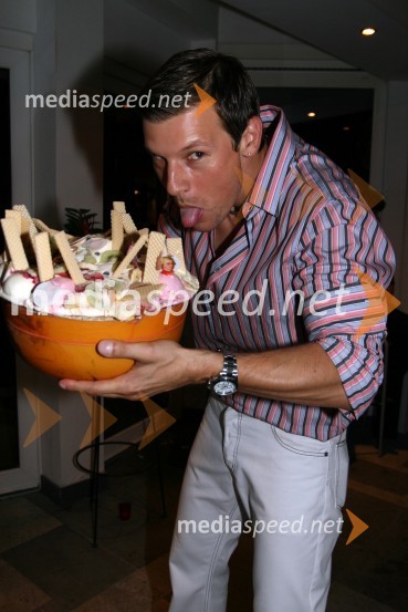 Jure Bradač, maneken ob sadni kupiJure Bradač, rojstni dan