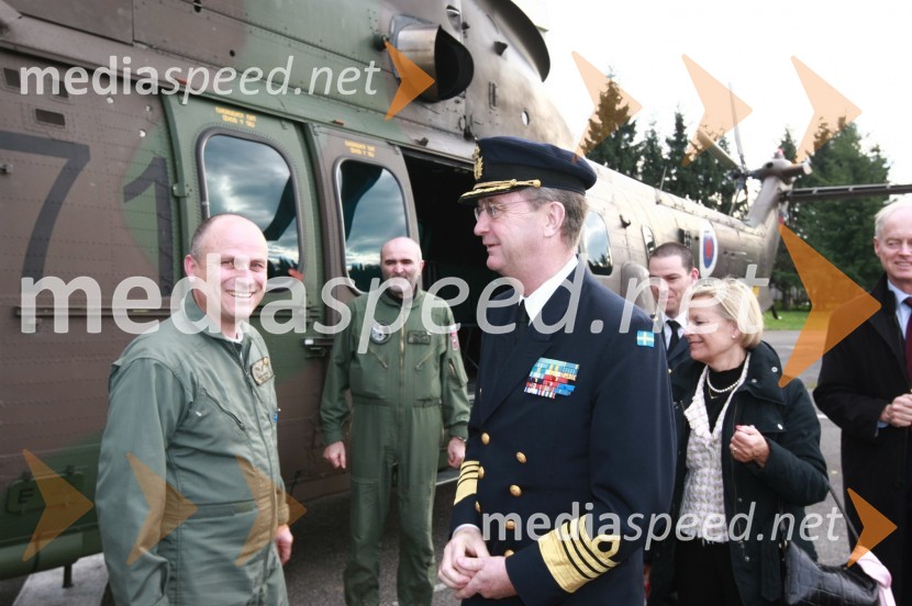 Aleš Stepišnik, pilot in general Håkan Syren, predsedujoči Vojaškemu odboru Evropske unije (EUMC)General Håkan Syren na obisku v Mariboru