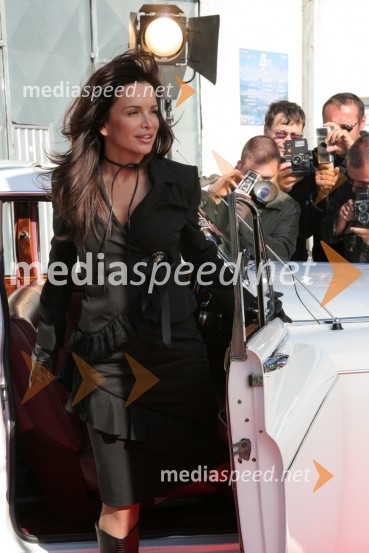 Hrvaška pevka Severina in paparaci med fotografiranjem za katalog Rašicine nove blagovne znamke FabulaSeverina - backstage fotografiranja za katalog nove Rašicine blagovne znamke Fabula