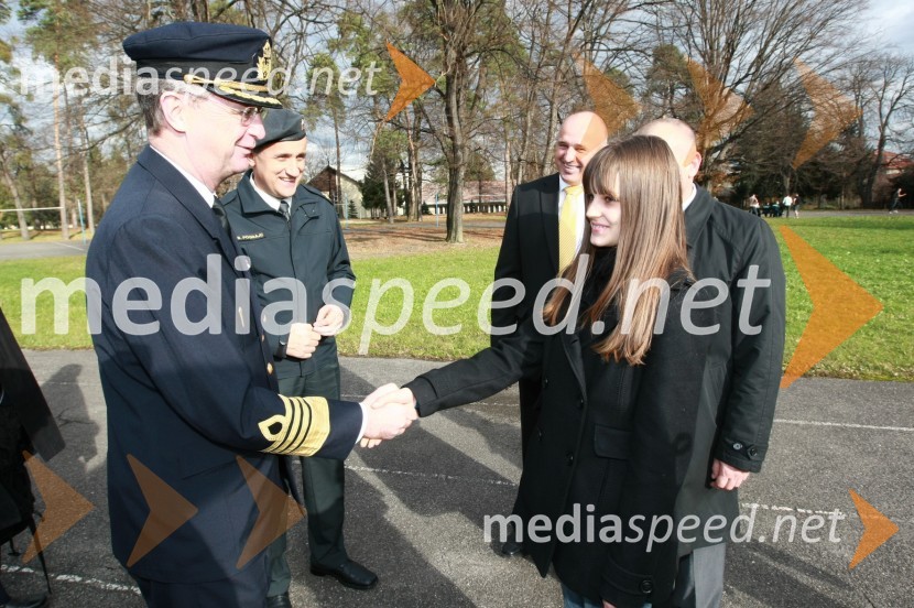 General Håkan Syren, predsedujoči Vojaškemu odboru Evropske unije (EUMC) in Maša Kangler, hči Franca KanglerjaGeneral Håkan Syren na obisku v Mariboru