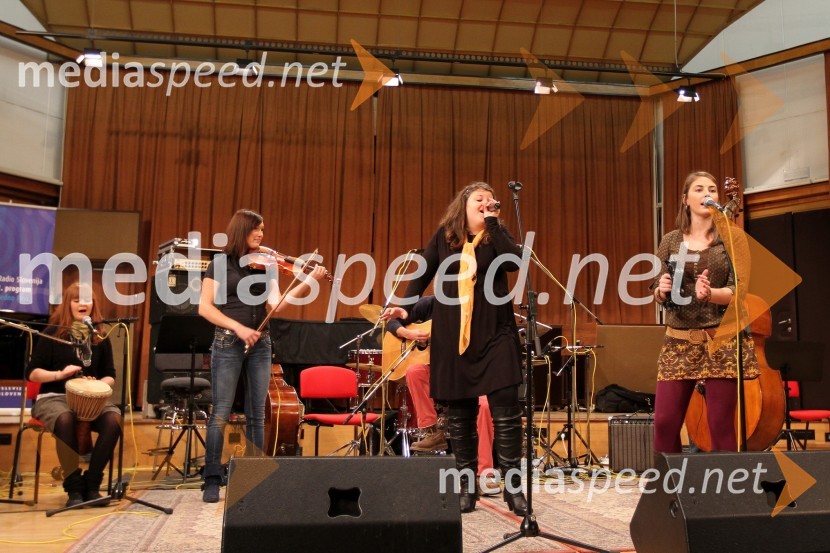 Skupina Franc & Roses: Katja Smolar, djembe, Lucija Mlakar, violina, Zala Založnik, pevka in Katarina Slemenik, tamburin, vokalFestival Slovenskega šansona 2010