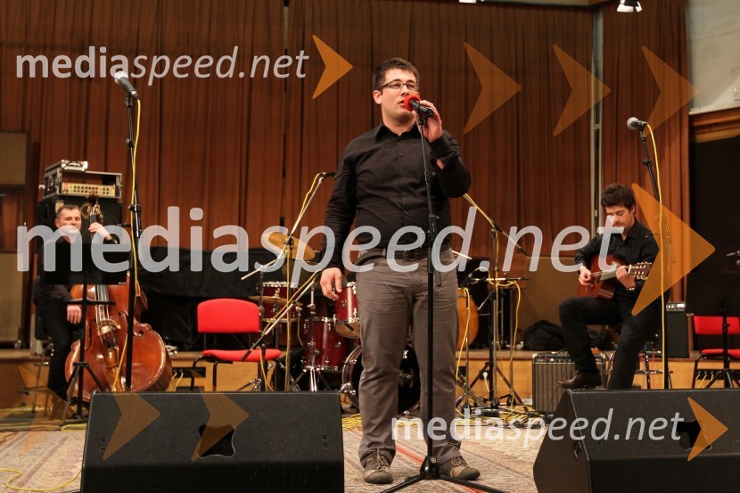 Aleš Avbelj, kontrabas, Bor Seušek, pevec in Matjaž Glavina, kitaraFestival Slovenskega šansona 2010