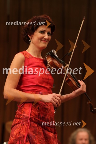 Jelena Ždrale, violinistka in pevkaFestival Slovenskega šansona 2010