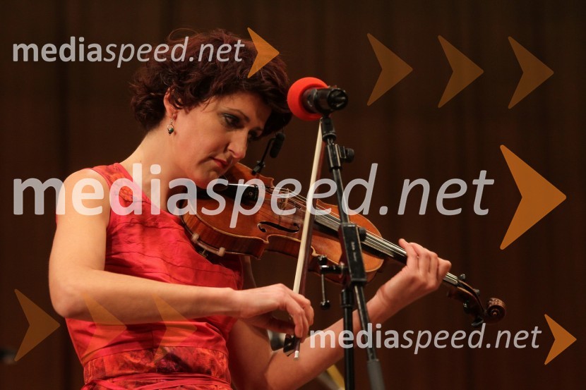 Jelena Ždrale, violinistka in pevkaFestival Slovenskega šansona 2010
