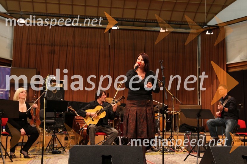 Andreja Zupanc, violina, Mario Babojelić, kitara, Maja Seršen, pevka in ...Festival Slovenskega šansona 2010