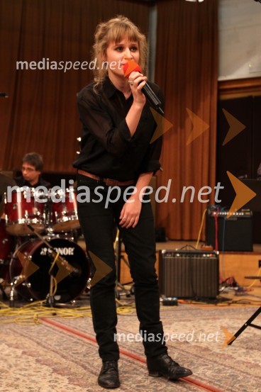 Nuša Ofentavšek, pevka skupine Uglašena ribaFestival Slovenskega šansona 2010