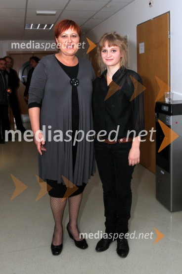 Tatjana Pirc, odgovorna urednica prvega programa Radia Slovenija in Nuša Ofentavšek, pevka zmagovalne skupine Uglašena ribaFestival Slovenskega šansona 2010