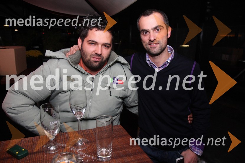 Dejan Bojič, glasbenik in soprog Natalije Verboten ter Boštjan Hedžet, vodja restavracije RožmarinKoncert skupine Papir in Maje Keuc v Rožmarinu