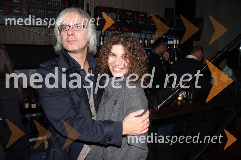 Rok Vilčnik - rokgre, dramatik, pesnik in pisatelj ter Natalija Bratkovič, voditeljica na RTSKoncert skupine Papir in Maje Keuc v Rožmarinu