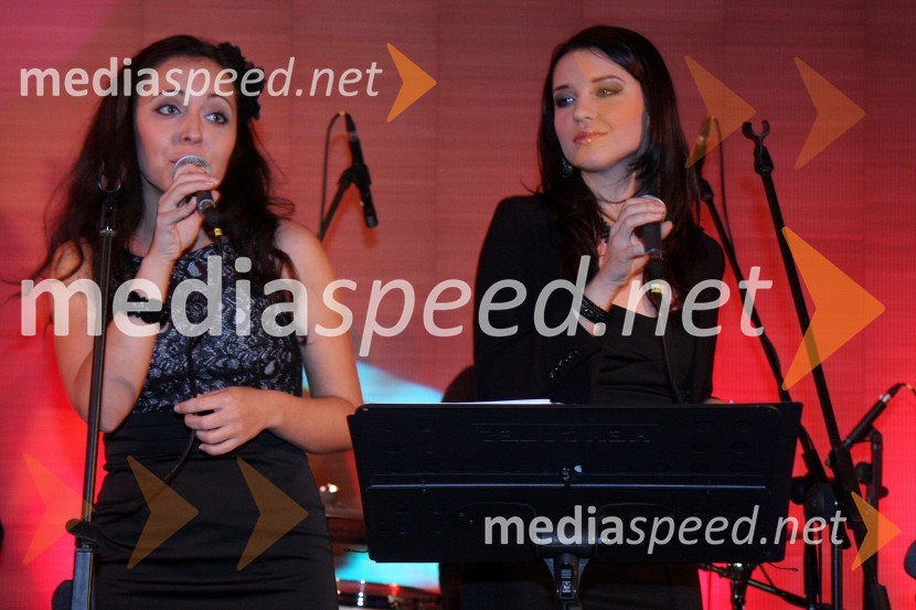 Ana Bezjak in Maja Keuc, pevkiKoncert skupine Papir in Maje Keuc v Rožmarinu