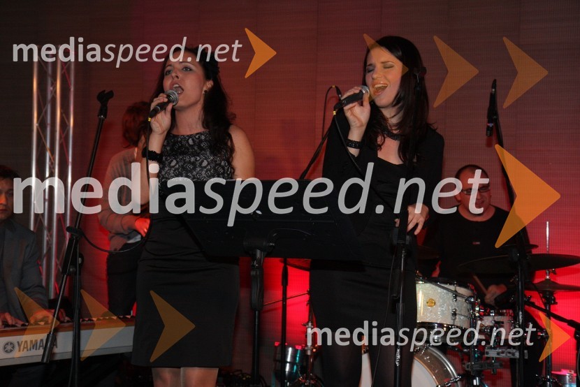 Ana Bezjak in Maja Keuc, pevkiKoncert skupine Papir in Maje Keuc v Rožmarinu