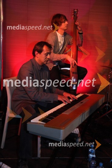 Člana skupine PapirKoncert skupine Papir in Maje Keuc v Rožmarinu