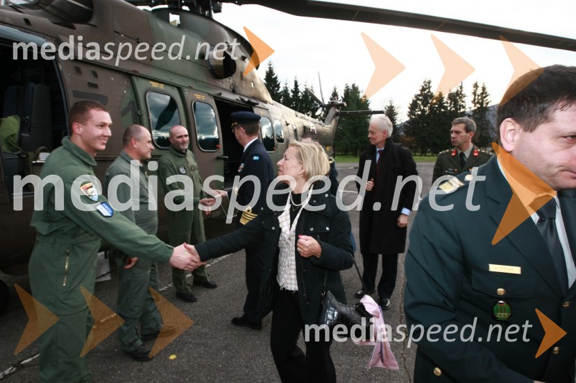 David Belak, nadporočnik, Aleš Stepišnik, pilot, soproga generala Håkana Syrena, general Håkan Syren, predsedujoči Vojaškemu odboru Evropske unije (EUMC), ..., ..., ... in mag. Alojz Šteiner, načelnik Generalštaba Slovenske vojskeGeneral Håkan Syren na obisku v Mariboru