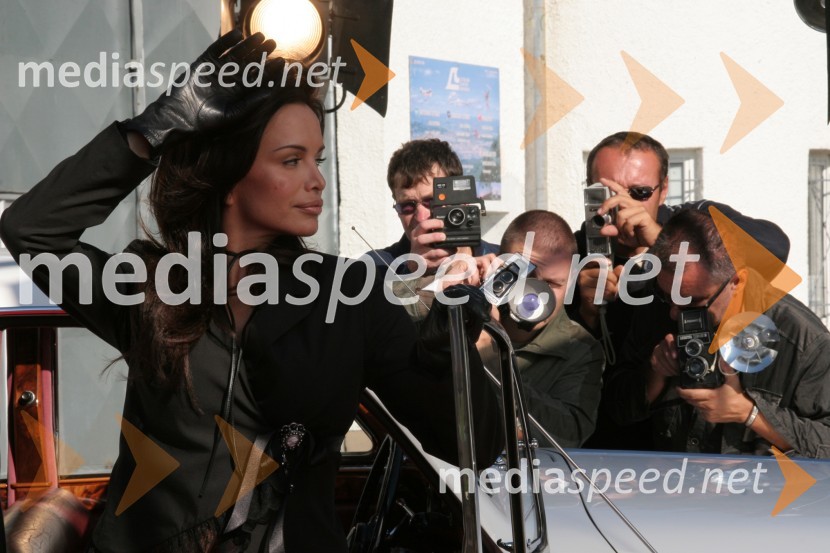 Hrvaška pevka Severina in paparaci med fotografiranjem za katalog Rašicine nove blagovne znamke FabulaSeverina - backstage fotografiranja za katalog nove Rašicine blagovne znamke Fabula