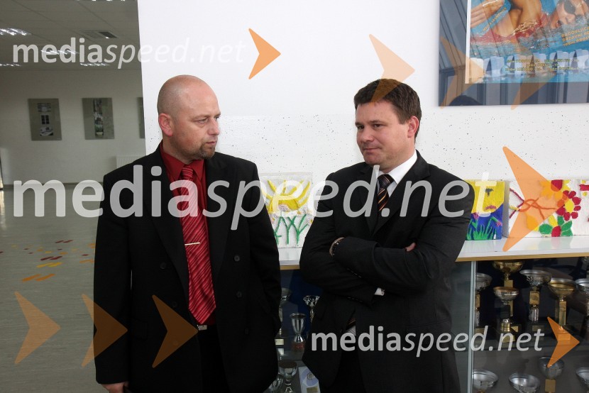 Aljaž Banko, ravnatelj Osnovne šole Koroški jeklarji in Boštjan Košak, direktor podjetja Amis d.o.o.Podjetje Amis podelilo računalniško opremo OŠ Koroški jeklarji Ravne na Koroškem