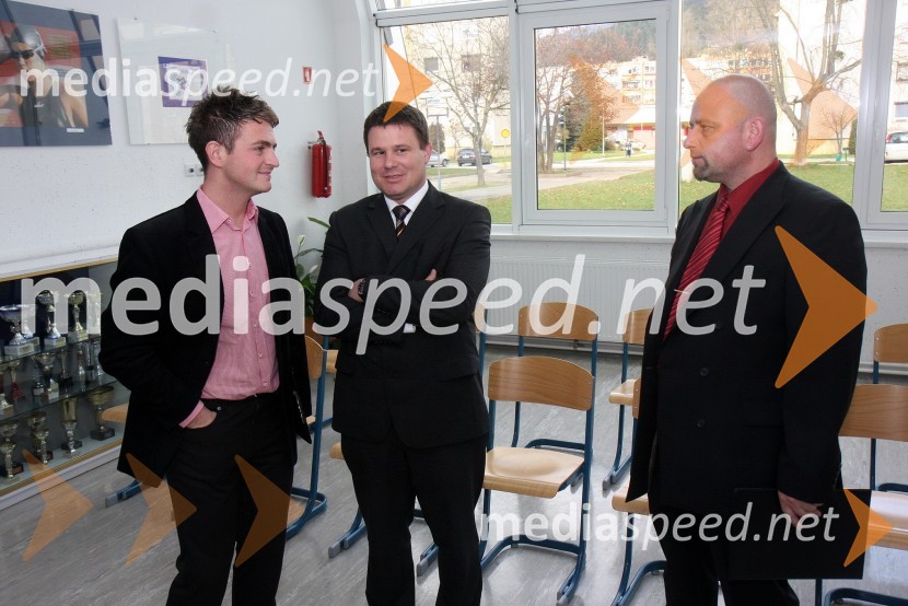 …, Boštjan Košak, direktor podjetja Amis d.o.o. in Aljaž Banko, ravnatelj Osnovne šole Koroški jeklarjiPodjetje Amis podelilo računalniško opremo OŠ Koroški jeklarji Ravne na Koroškem