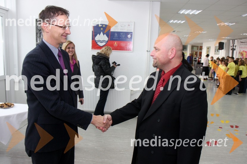 Igor Lukšič, minister za šolstvo in šport ter Aljaž Banko, ravnatelj Osnovne šole Koroški jeklarjiPodjetje Amis podelilo računalniško opremo OŠ Koroški jeklarji Ravne na Koroškem