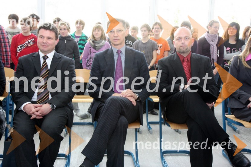 Boštjan Košak, direktor podjetja Amis d.o.o., Igor Lukšič, minister za šolstvo in šport ter Aljaž Banko, ravnatelj Osnovne šole Koroški jeklarjiPodjetje Amis podelilo računalniško opremo OŠ Koroški jeklarji Ravne na Koroškem