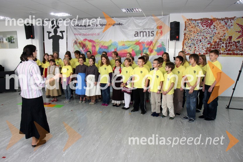 Učenci Osnovne šole Koroški jeklarjiPodjetje Amis podelilo računalniško opremo OŠ Koroški jeklarji Ravne na Koroškem