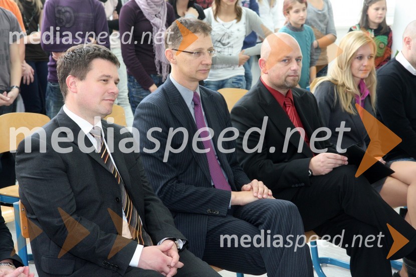 Boštjan Košak, direktor podjetja Amis d.o.o., Igor Lukšič, minister za šolstvo in šport ter Aljaž Banko, ravnatelj Osnovne šole Koroški jeklarjiPodjetje Amis podelilo računalniško opremo OŠ Koroški jeklarji Ravne na Koroškem