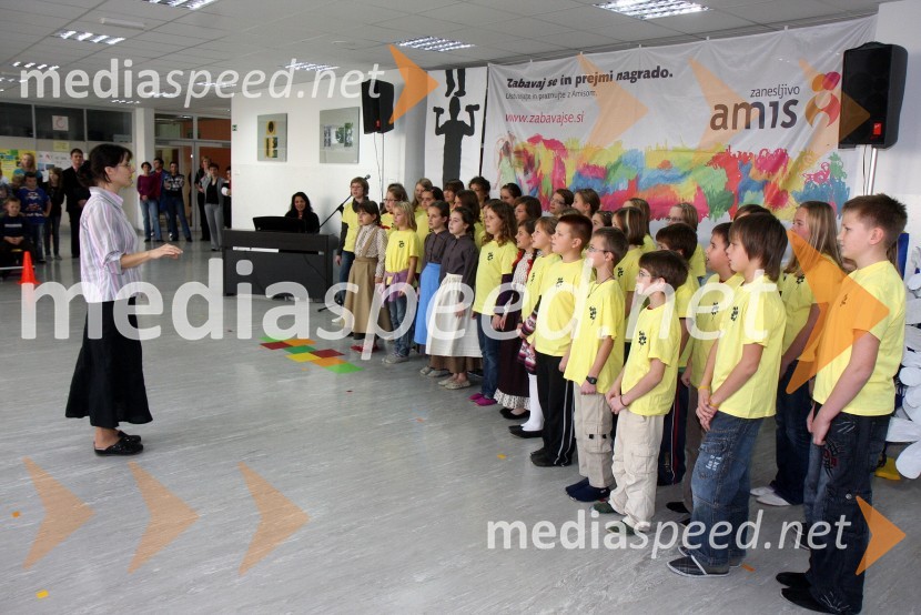 Učenci Osnovne šole Koroški jeklarjiPodjetje Amis podelilo računalniško opremo OŠ Koroški jeklarji Ravne na Koroškem