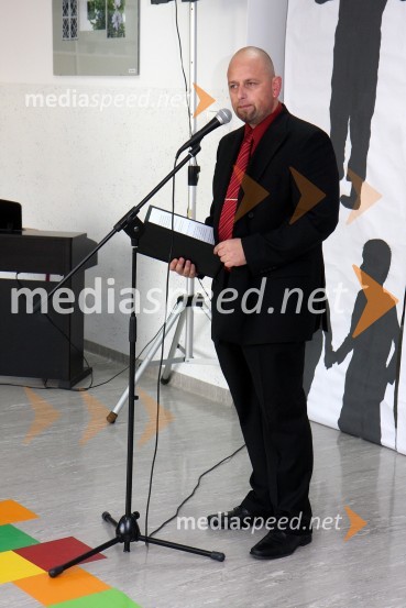 Aljaž Banko, ravnatelj Osnovne šole Koroški jeklarjiPodjetje Amis podelilo računalniško opremo OŠ Koroški jeklarji Ravne na Koroškem