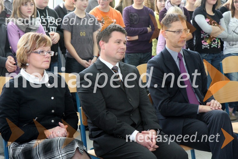 ..., Boštjan Košak, direktor podjetja Amis d.o.o. in Igor Lukšič, minister za šolstvo in športPodjetje Amis podelilo računalniško opremo OŠ Koroški jeklarji Ravne na Koroškem