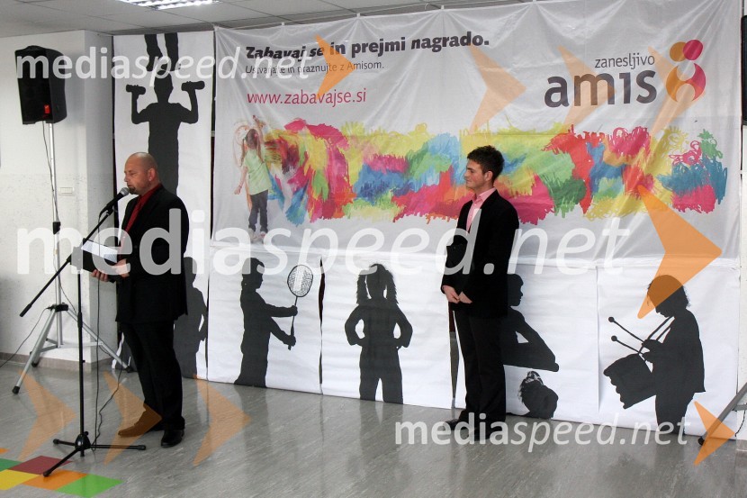 Aljaž Banko, ravnatelj Osnovne šole Koroški jeklarji in ...Podjetje Amis podelilo računalniško opremo OŠ Koroški jeklarji Ravne na Koroškem