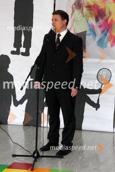 Boštjan Košak, direktor podjetja Amis d.o.o.Podjetje Amis podelilo računalniško opremo OŠ Koroški jeklarji Ravne na Koroškem