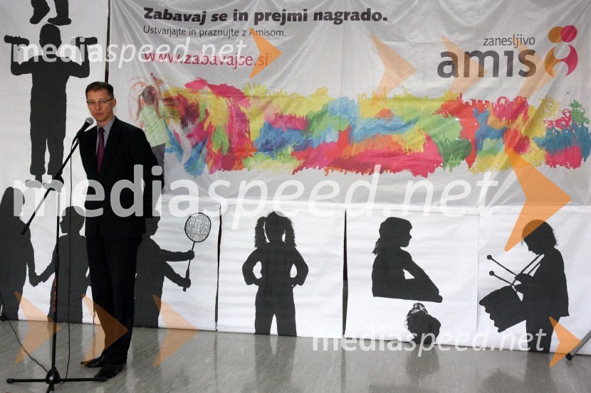 Igor Lukšič, minister za šolstvo in športPodjetje Amis podelilo računalniško opremo OŠ Koroški jeklarji Ravne na Koroškem