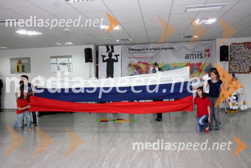 Podjetje Amis podelilo računalniško opremo OŠ Koroški jeklarji Ravne na Koroškem