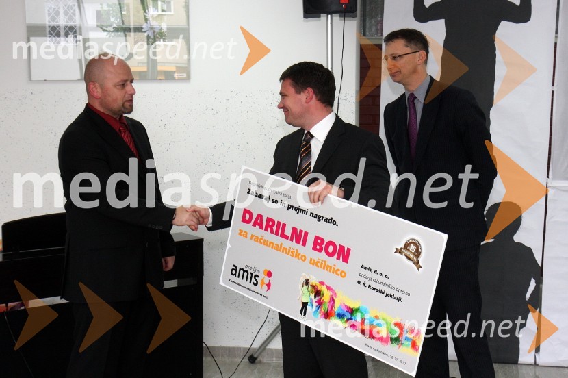 Aljaž Banko, ravnatelj Osnovne šole Koroški jeklarji, Boštjan Košak, direktor podjetja Amis d.o.o. in Igor Lukšič, minister za šolstvo in športPodjetje Amis podelilo računalniško opremo OŠ Koroški jeklarji Ravne na Koroškem