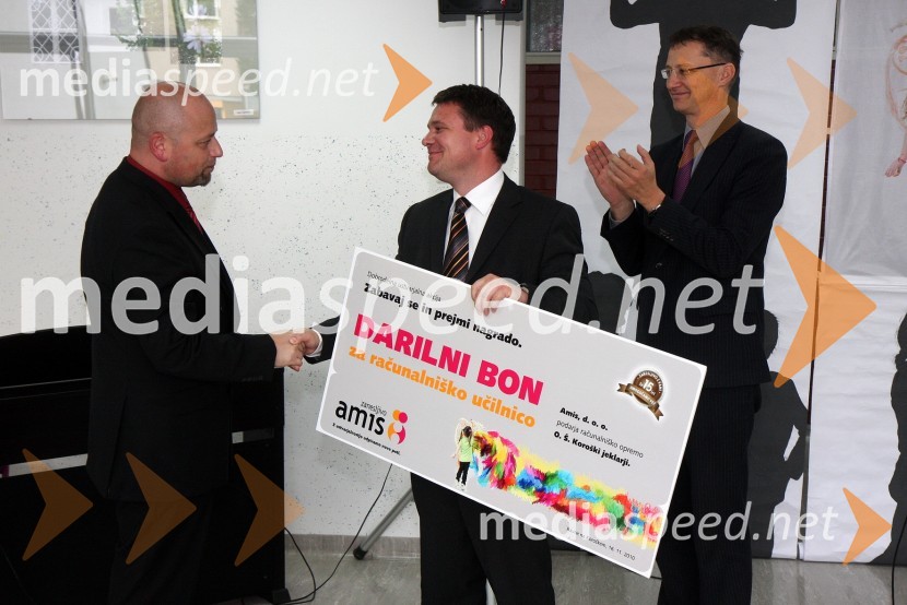 Aljaž Banko, ravnatelj Osnovne šole Koroški jeklarji, Boštjan Košak, direktor podjetja Amis d.o.o. in Igor Lukšič, minister za šolstvo in športPodjetje Amis podelilo računalniško opremo OŠ Koroški jeklarji Ravne na Koroškem