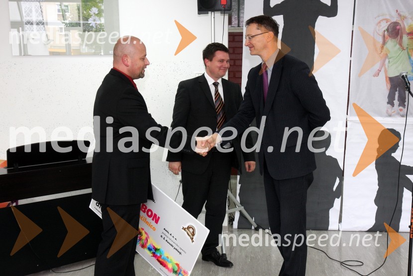 Aljaž Banko, ravnatelj Osnovne šole Koroški jeklarji, Boštjan Košak, direktor podjetja Amis d.o.o. in Igor Lukšič, minister za šolstvo in športPodjetje Amis podelilo računalniško opremo OŠ Koroški jeklarji Ravne na Koroškem