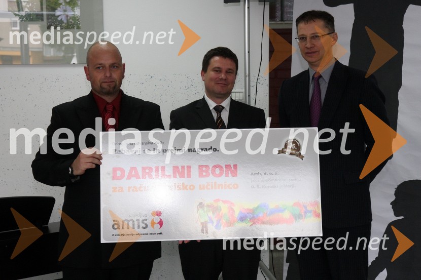 Aljaž Banko, ravnatelj Osnovne šole Koroški jeklarji, Boštjan Košak, direktor podjetja Amis d.o.o. in Igor Lukšič, minister za šolstvo in športPodjetje Amis podelilo računalniško opremo OŠ Koroški jeklarji Ravne na Koroškem